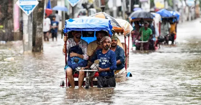বন্যায় পানির নীচে তলিয়ে যাওয়া আসামের একটি রাস্তা